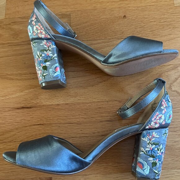 Steve Madden Silver Gray Blue Floral Embroidered Heels Size 7M - Picture 1 of 8